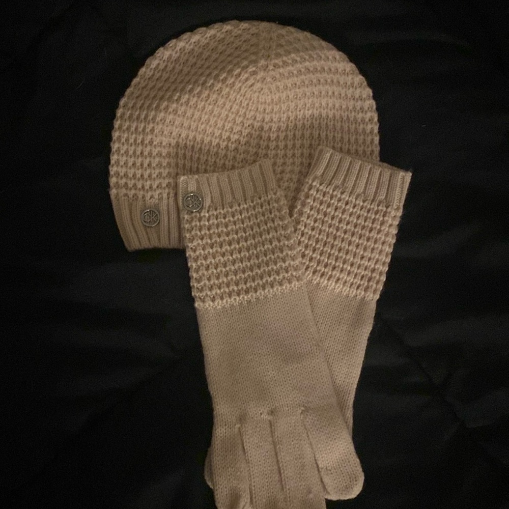 Calvin Klein hat and gloves